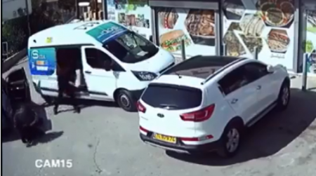  ضبط سيدة وشابين على خلفية سرقة سجائر بعشرات آلاف الشواقل